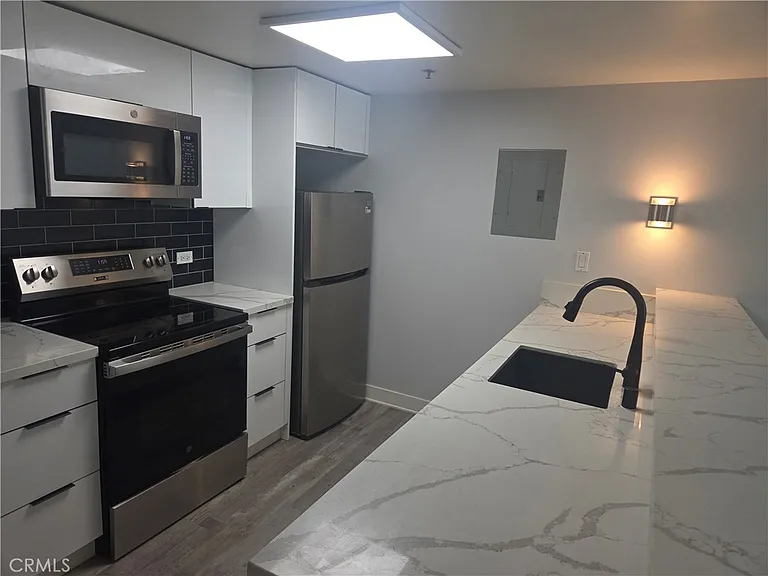 425 W Beech St #433 — Photo 2