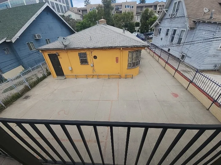 644 W 40th Pl