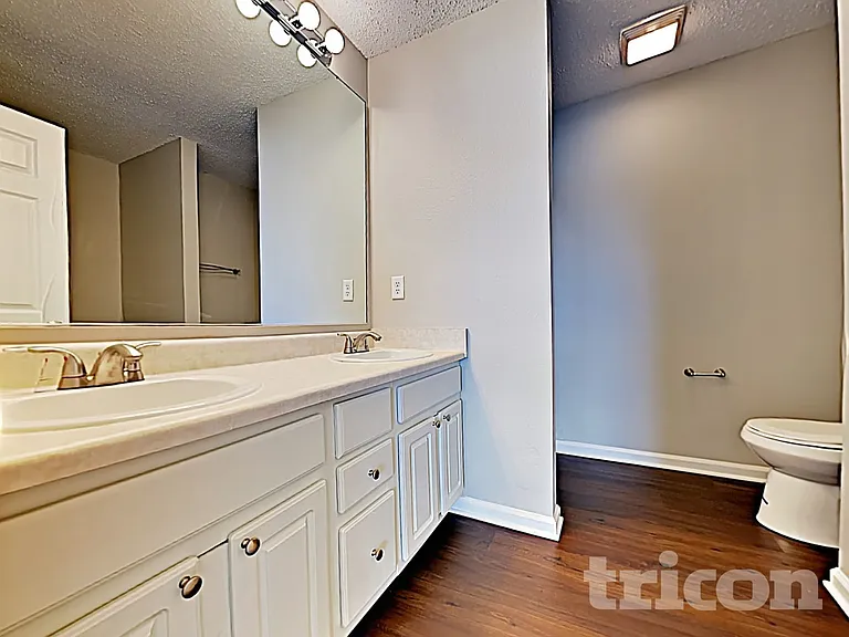3916 Roundwood Dr — Photo 10