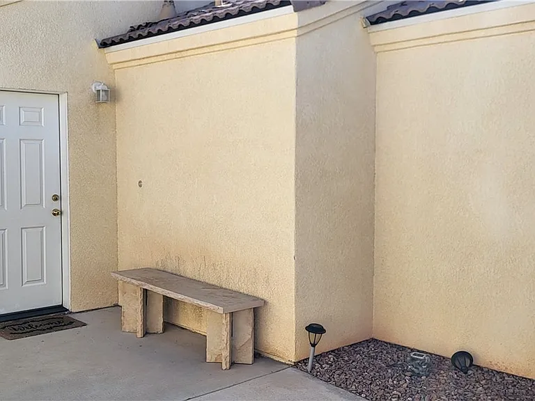 652 Holly St — Photo 2