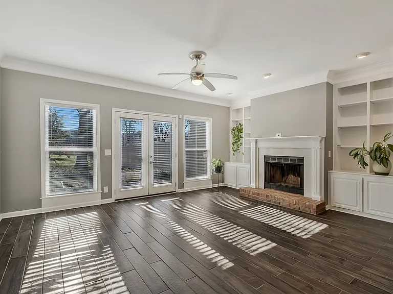 1005 Glendale Ln — Photo 14