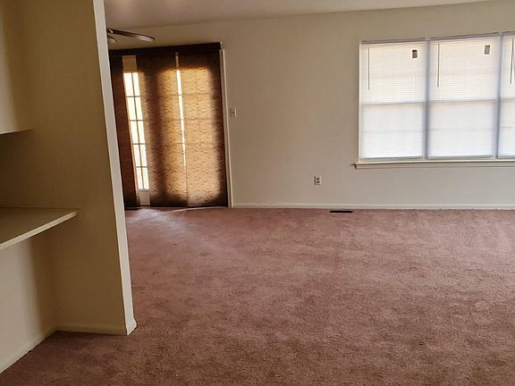 5th image of 36 Martine Ct