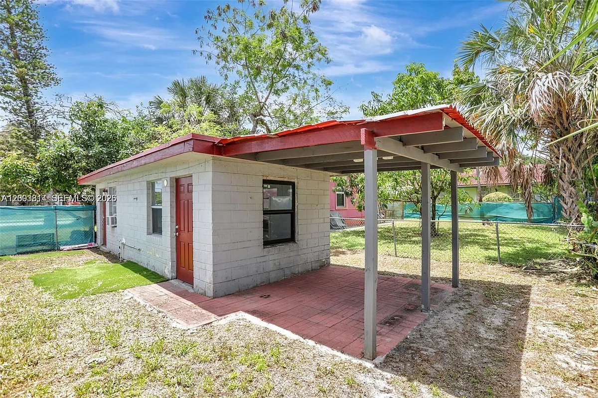 Building Photo - 2701 NW 18th Ter #B