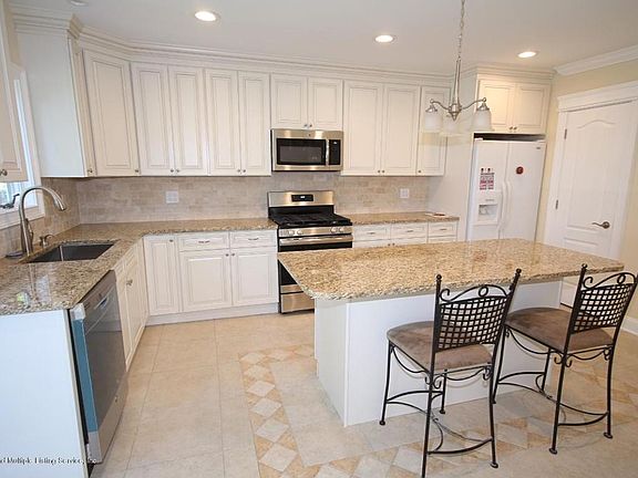 5th image of 264 Brehaut Ave