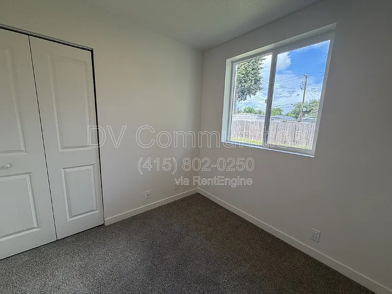 1246 Hughes St — Photo 11