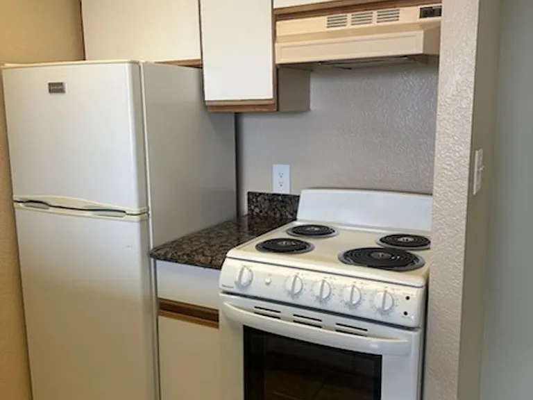 Russell Court Apartments — Photo 10