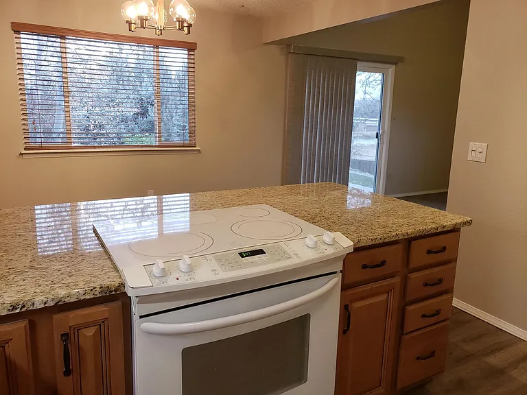 2504 1/2 Rose Dr #B — Photo 10