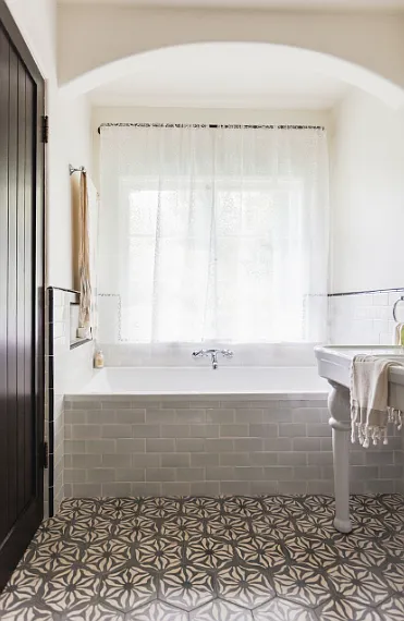 bathroom with shower & tub