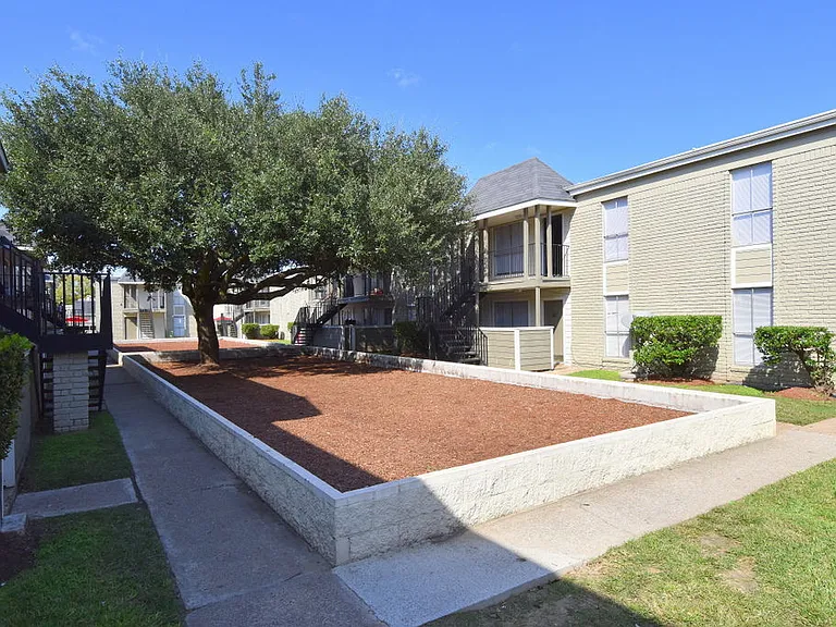 Northlake Manor Apartments — Photo 19