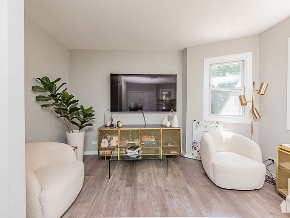 3rd image of 2923 N Avers Ave #2