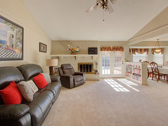 5th image of 905 S Park Cir