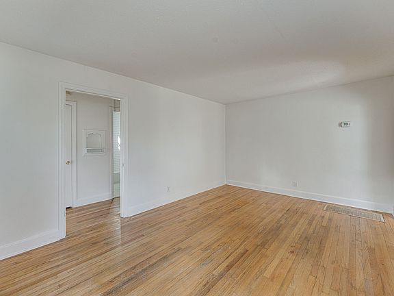4th image of 711 Castle Dr