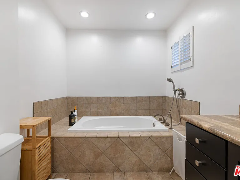 5439 Carpenter Ave — Photo 20