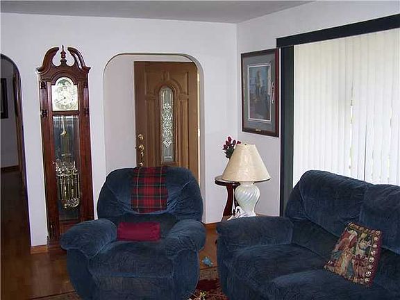 3rd image of 8 Elizabeth Ln