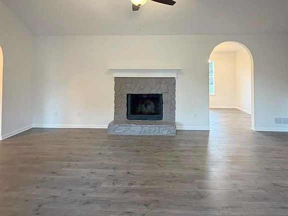 2nd image of 711 Cloverdale Dr