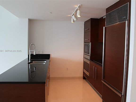 4th image of 465 Brickell Ave