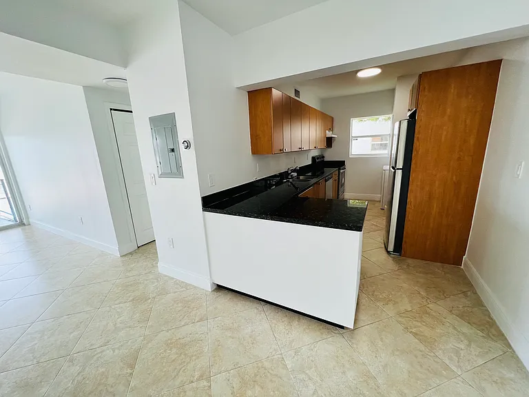944 Bay Dr #7 — Photo 5