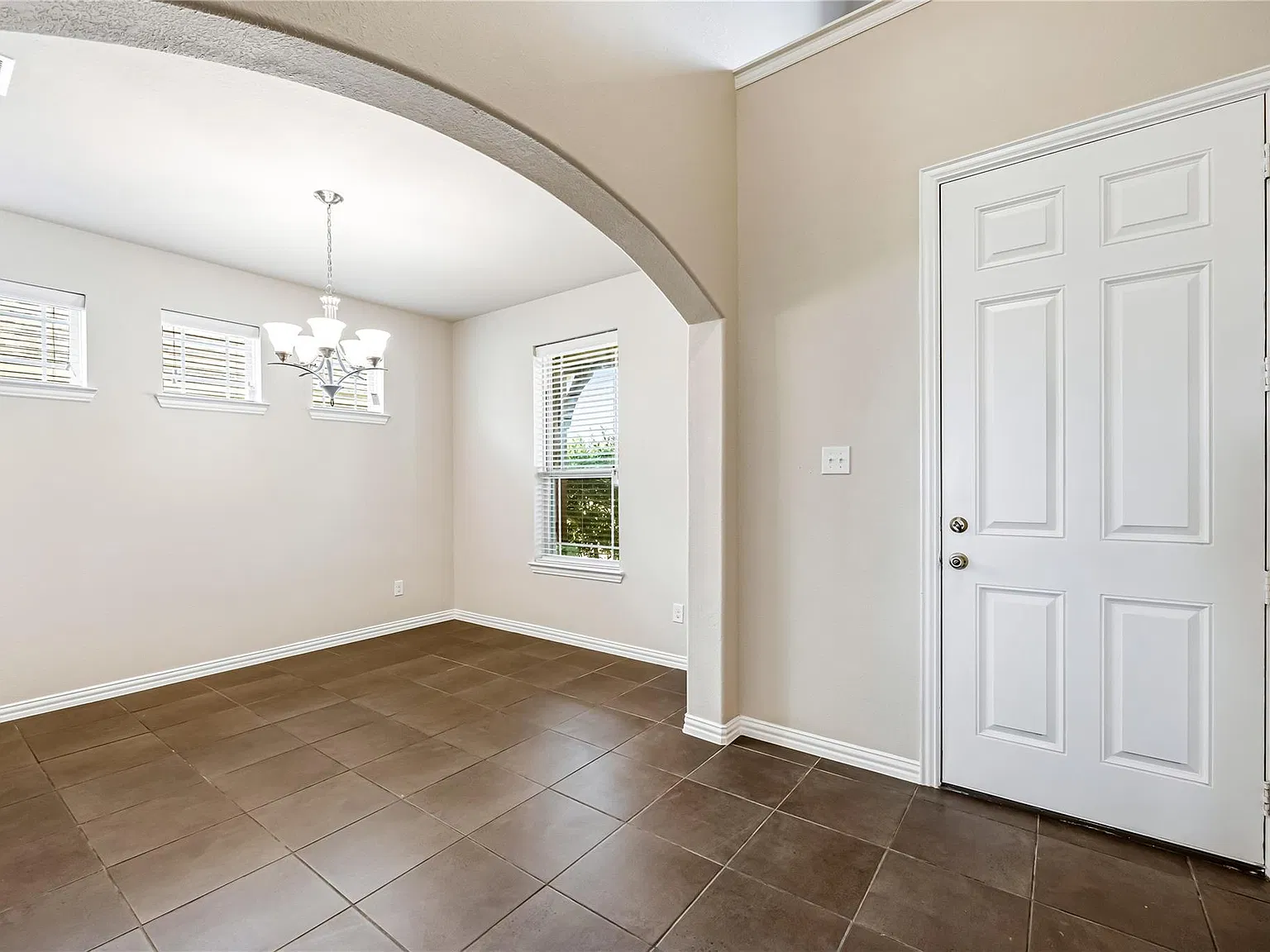 4 bed, 2.5 bath, 2840 sqft, $3,000 — Photo 4