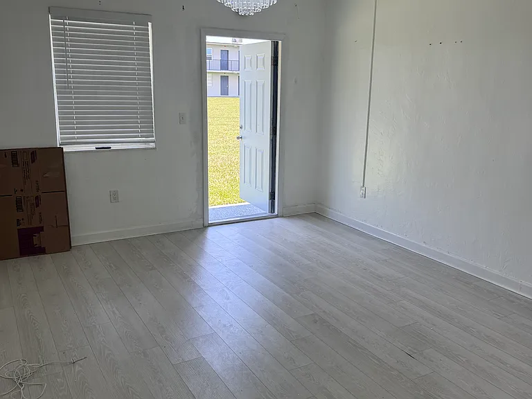4250 SW 67th Ave #11 — Photo 2