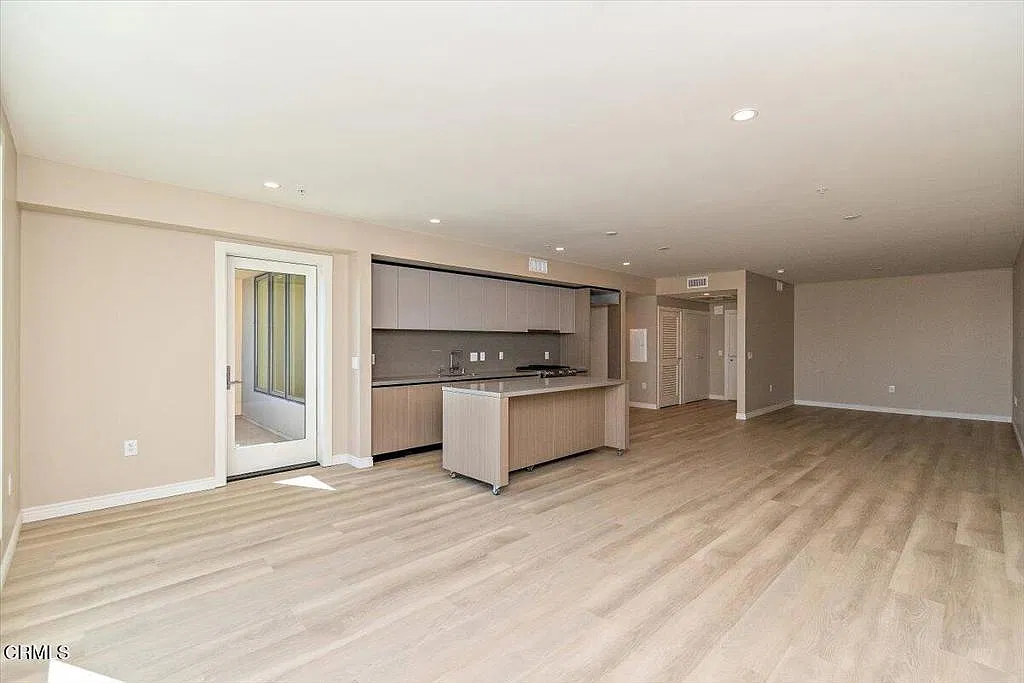 1 bed, 1.0 bath, 1147 sqft, $4,100 — Photo 3