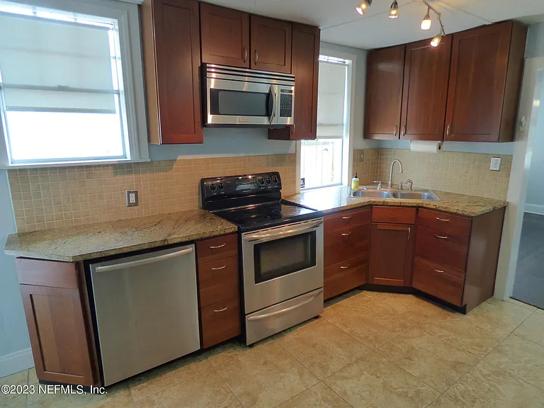 2671 College St — Photo 6