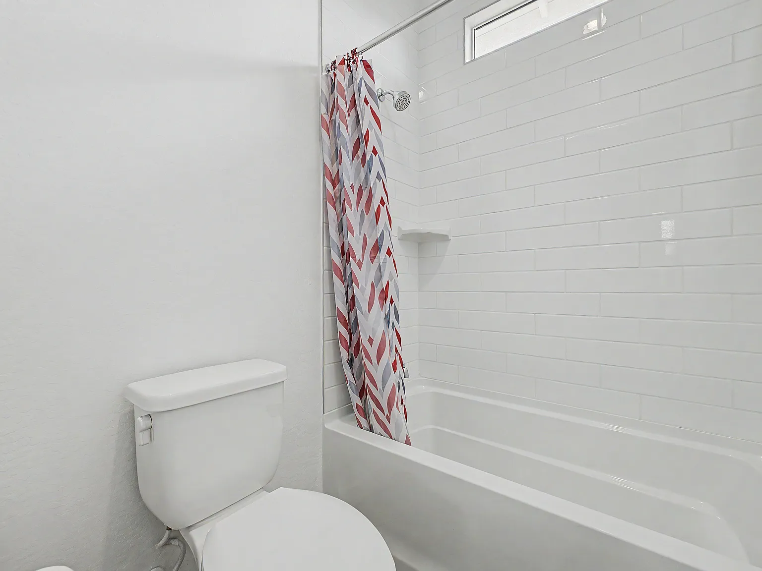 4 bed, 3.5 bath, 3200 sqft, $3,299 — Photo 3