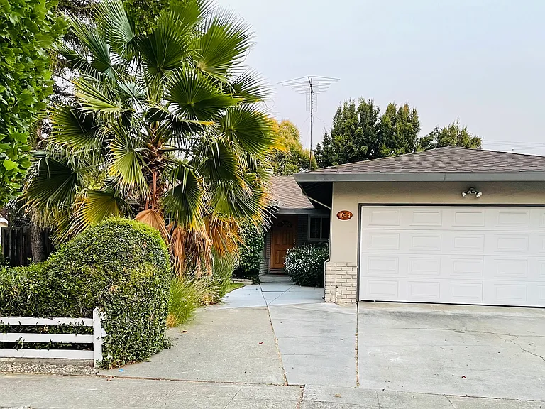 1044 Gloucester Ct — Photo 1