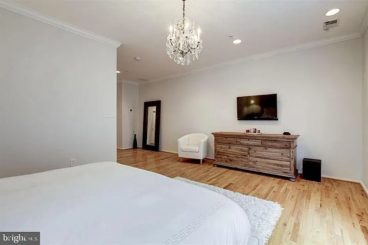 2058 N Oakland St — Photo 15