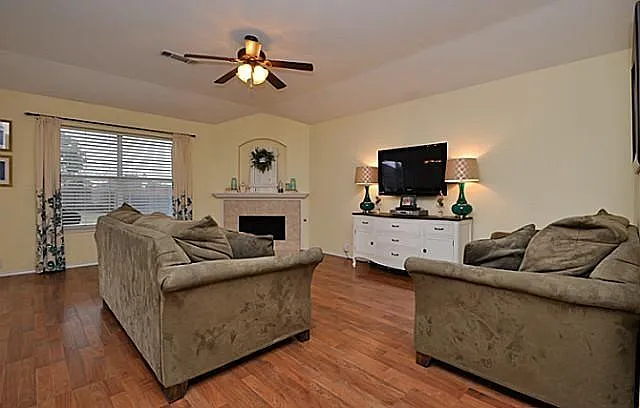 3 bed, 1507 sqft, $2,100 — Photo 2