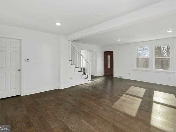 5th image of 989 Highland Ave