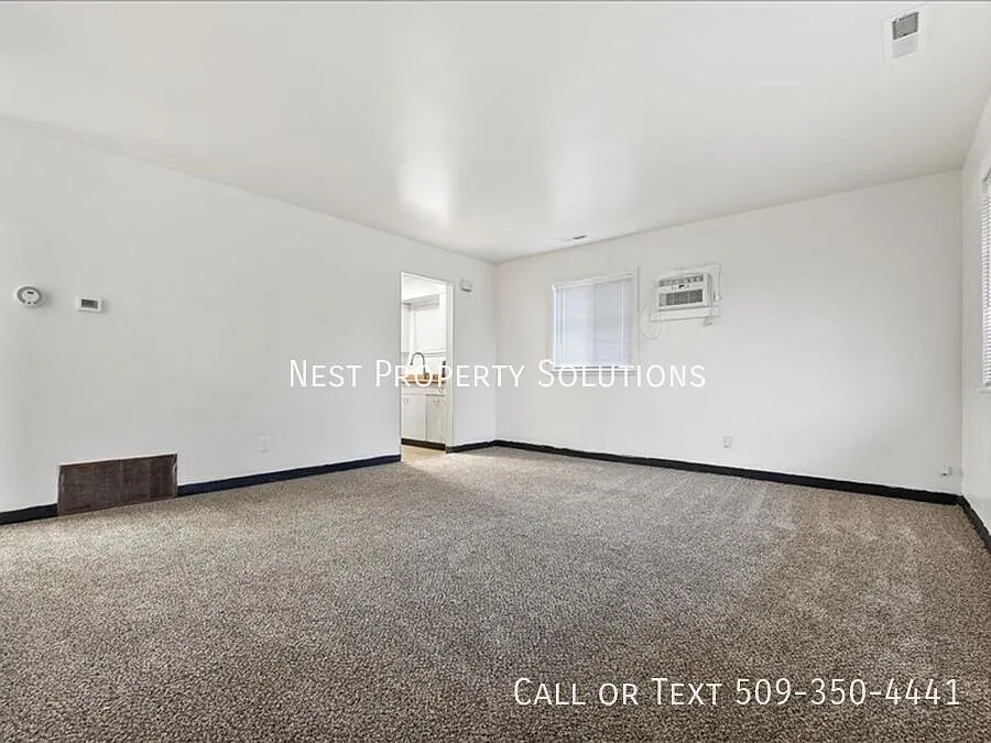 Spacious 2 Bedroom, 1 Bath Duplex! — Photo 2