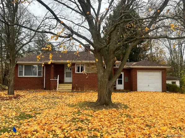 2446 Lanning Dr, Burton, MI 48509