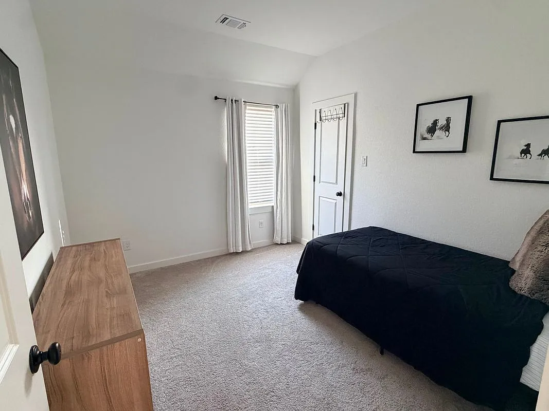 3 bed, 1.0 bath, 2664 sqft, $750 — Photo 3