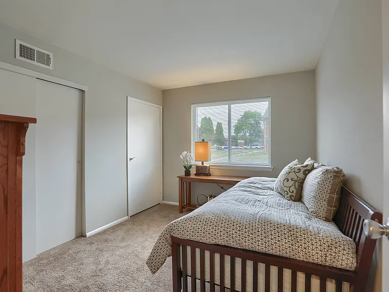 Delbrook Manor Apartments — Photo 12