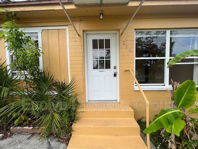 1st image of 211 Oak St