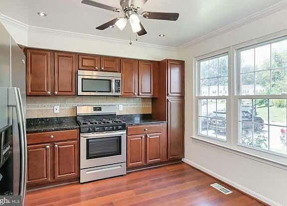 Eat-in kitchen