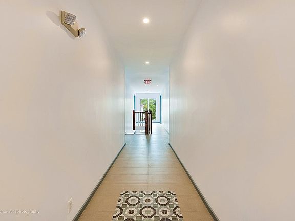 3rd image of 324 Mendoza Ave