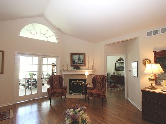5th image of 649 Schumann St #649