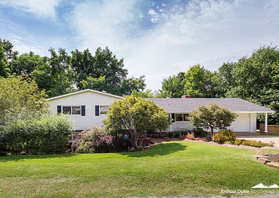 1st image of 859 N Crest Dr