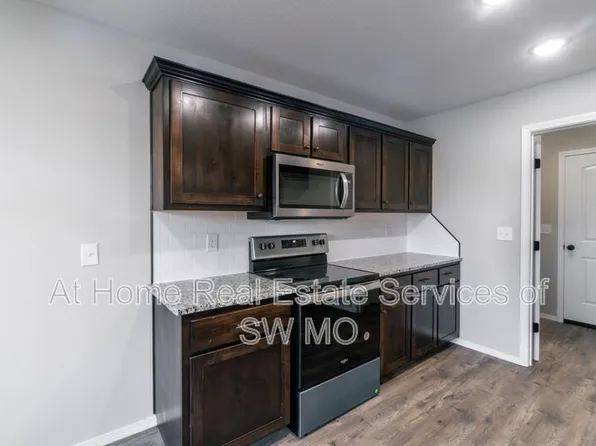 1802 S 15th Ave, Ozark, MO 65721