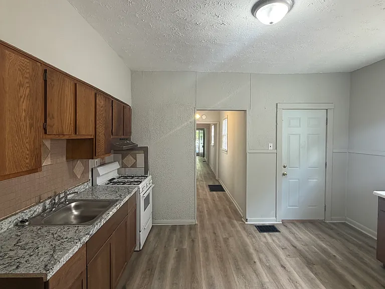 3224 Kirby Ave — Photo 6