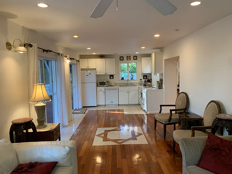 Mariposa Dr — Photo 4