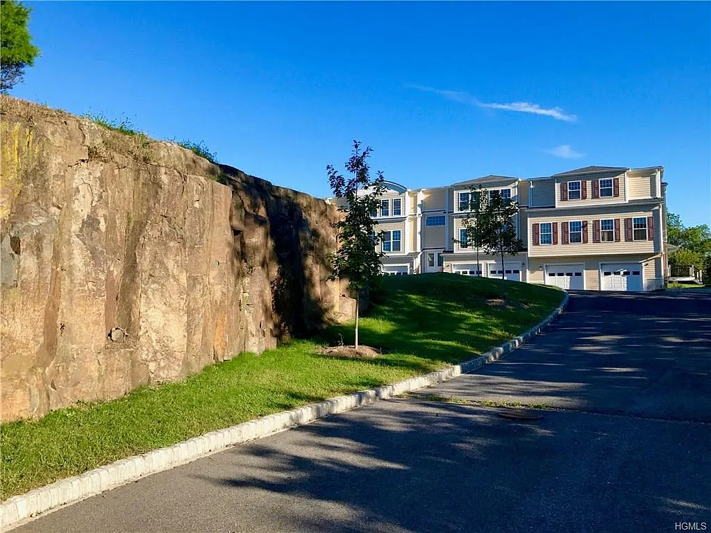 550 Mountainview Ave photo 1