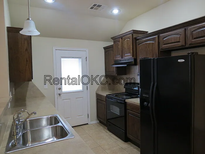 3 bed, 2.0 bath, 1242 sqft, $1,660 — Photo 3