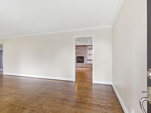 5th image of 111 Pin Oak Dr