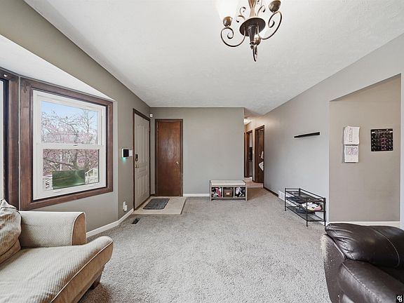 2nd image of 1140 Starview Ln