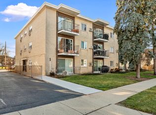 1285 E Washington St APT 4, Des Plaines, IL 60016