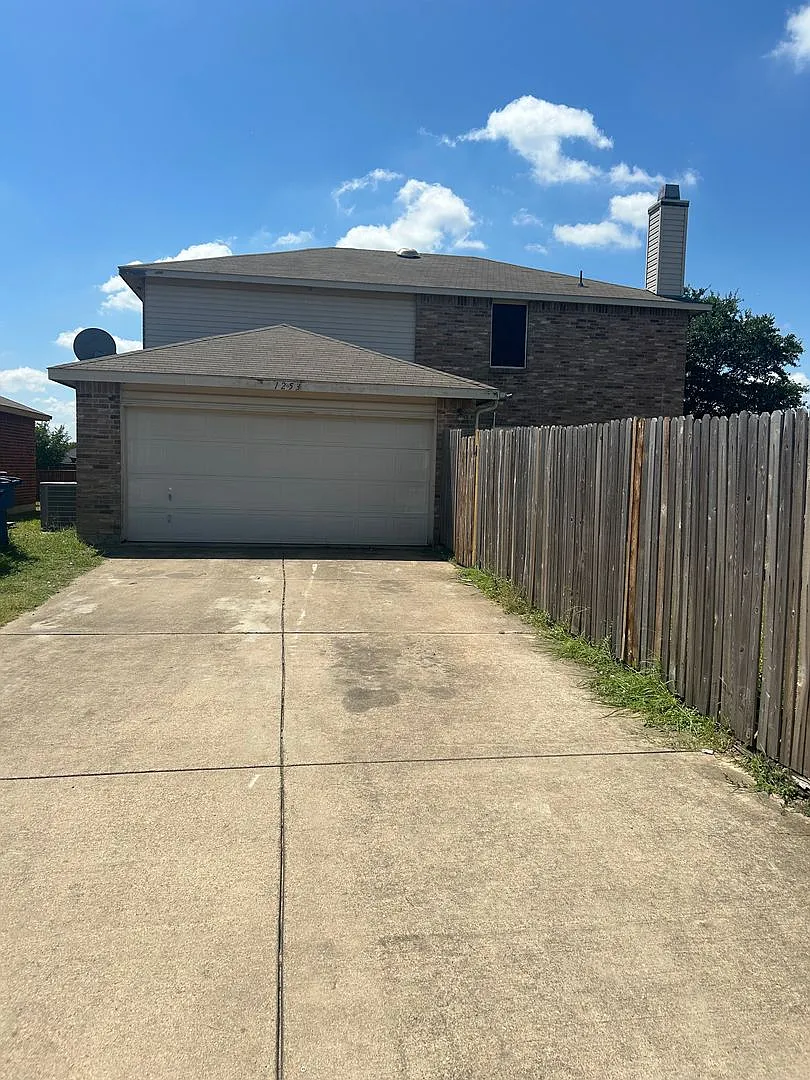 1253 Tall Grass Dr — Photo 2