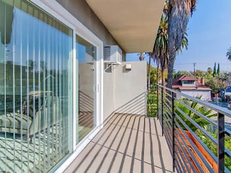 570 N Los Robles Ave — Photo 11