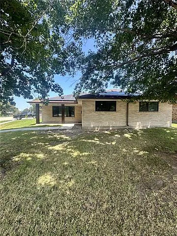 4 bed, 2.5 bath, 2269 sqft, $2,500 — Photo 3